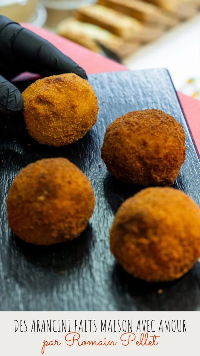 🧡 Gourmandise en vue à la Halle de Rive !

✅ Tout d’abord, abonnez-vous à la @hallederive pour plus de bons plans gourmands !

Ne passez pas à côté des délicieux arancini faits maison de Romain Pellet, une véritable pépite pour les amateurs de cuisine italienne, généreuse et savoureuse.

Ici, ils sont garnis de tomates séchées et asperges de saison, un mariage de saveurs qui sent bon le printemps 🌿

✨ Préparés avec soin et amour, ces arancini croustillants à l’extérieur et fondants à l’intérieur n’attendent plus que vous !

📍 Rendez-vous chez RP Traiteur à la Halle de Rive pour les découvrir… et succomber.

Qui vient goûter ? 🙋‍♂️🙋‍♀️

Envoyez cette vidéo à un.e ami.e fan de cuisine italienne !

🎥  @lagencefood

***************

Bienvenue à la Halle de Rive, l’endroit à Genève pour les amoureux des produits du terroir !

La Halle de Rive, c’est +23 commerçants (poissonniers, fromagers, bouchers, boulangers, maraîchers, traiteurs), une fleuriste et un bistrot 🍽️ 🥐 🧀

Nous sommes à votre côté depuis + 145 ans !

🛍️ Rendez-vous  à la Halle pour vos moments gourmands 😍

***************

#italianfood #italia #arancini #foodie #italy #geneva 

Arancini / Genève / Cuisine italienne
