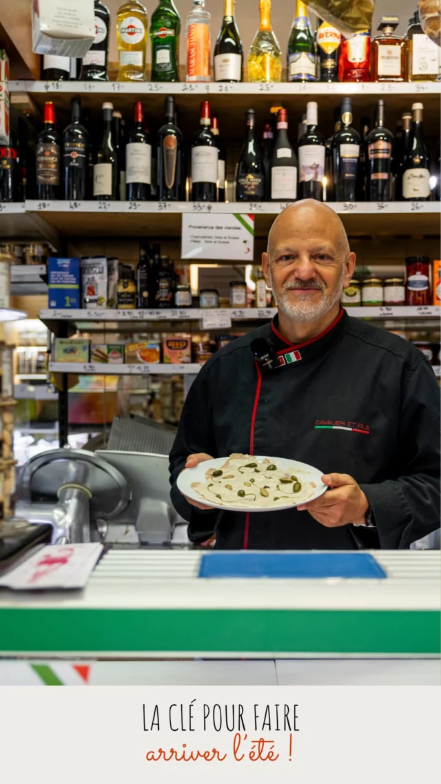 🍽️ Un voyage en Italie… 

sans quitter Genève ! 🇮🇹✨

✅ Tout d’abord, abonnez-vous à la @hallederive pour plus de bons plans gourmands !

Découvrez l’incontournable vitello tonnato de chez Cavalieri & Fils @cavalieri.fils , préparé dans la pure tradition italienne avec cette fameuse sauce au thon, légère et savoureuse… dont la recette est un secret bien gardé depuis des générations 🤫💛

Une viande de veau fondante, une sauce onctueuse et pleine de caractère, agrémentée de capres… le tout prêt à être dégusté à la Halle de Rive !

📍 Passez chez Cavalieri & Fils et laissez-vous tenter par cette pépite culinaire qui sent bon l’Italie !

💬 Dites-nous en commentaire : quel est votre plat italien préféré ? 😍👇

🎥  @lagencefood

***************

Bienvenue à la Halle de Rive, l’endroit à Genève pour les amoureux des produits du terroir !

La Halle de Rive, c’est +23 commerçants (poissonniers, fromagers, bouchers, boulangers, maraîchers, traiteurs), une fleuriste et un bistrot 🍽️ 🥐 🧀

Nous sommes à votre côté depuis + 145 ans !

🛍️ Rendez-vous  à la Halle pour vos moments gourmands 😍

***************

#halle #marché #italian #italianfood #italia #geneve #geneva

Genève / Cuisine italienne